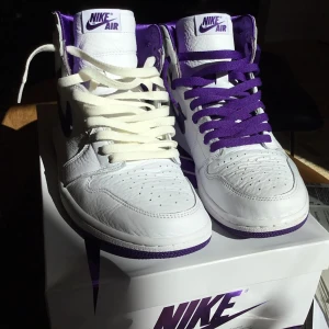 Jordan 1 high og ’Court Purple’ - Använda men helt rena och i bra skick Og box, vita och lila snören medföljer