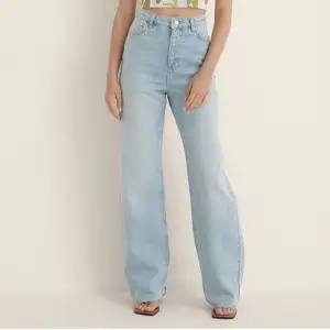 Säljer mina jeans från nakd då de inte kommer till användning 💗Perfekt längd till mig som är 173 cm så den nuddar marken lite. Nypris 429 kr. 