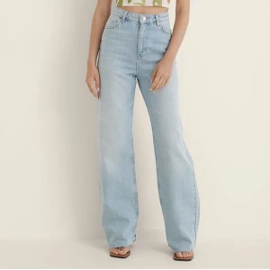 Jeans från nakd  - Säljer mina jeans från nakd då de inte kommer till användning 💗Perfekt längd till mig som är 173 cm så den nuddar marken lite. Nypris 429 kr. 
