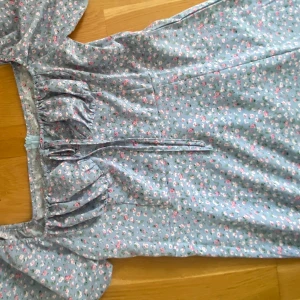 Blommig långklännig  - Lång blommig klänning med slits. Använd 2 gånger, bra skick, passar storlek L