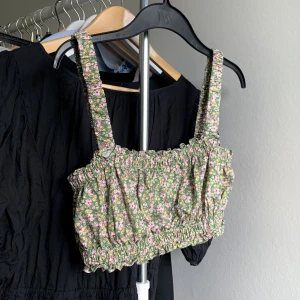 Topp Zara - Underbar blommig topp i grönt, gult och rosa från Zara. Storlek M men passar även S💚