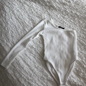 Ny Vit body - Oanvänd vit body från Boohoo