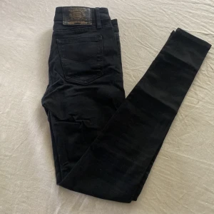 Svarta slim fit jeans  - Svarta jeans från crocker. 211 super skin low waist. Strl 27/30. 