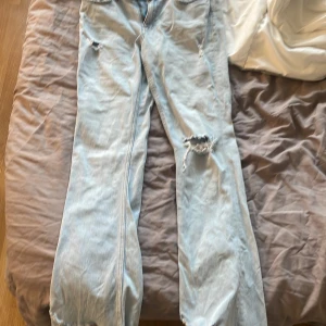 Lågmidjade jeans - Säljer lågmidjade jeans. Storlek Xxs funkar som Xs. Använt dessa 1 gång