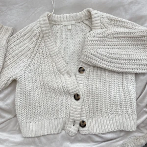 Tröja  - Exremt fin tröja som aldrig kommer till användning längre . Är i storlek XS men skulle mer säga S.  Snabbt o enkelt köp ,tvättas innan frakt , fler frågor eller bilder hör av er❤️