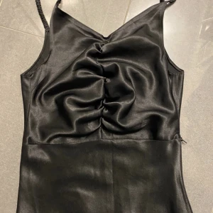 Svart satin topp - Svart satintopp från okänt märke. Står storlek 40 men skulle säga att den är liten i storleken och passar mer 36. Pris 100kr💗