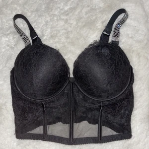 Victoria secret bustier  - Säljer denna då jag inte tyckte att den satt så bra på mig🖤Alla stenar är kvar och inga defekter vad jag ser🖤
