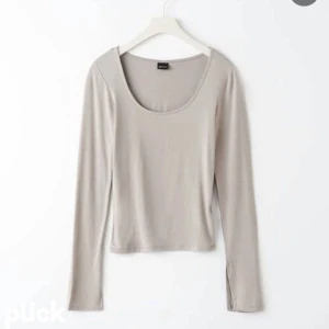 topp gina  - Använt endast 1-2 gånger. Säljer min långärmade tröja (jersey topp) från Gina storlek xs. 