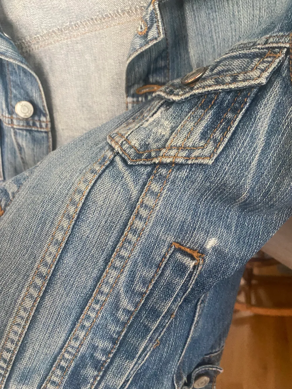 Vanlig kort jeans jacka, rätt gammal vet ej om den finns i butik längre. Från Cubus, stl 36. Den är i mycket bra skick men lite solblekt. Köparen står för frakt❤️. Jackor.