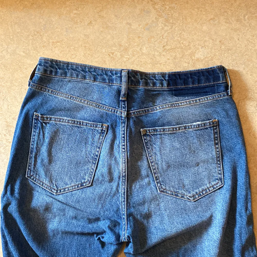 snygga jeans med slitage vid bensluten. köpta för flera år sen men aldrig använda. Jeans & Byxor.