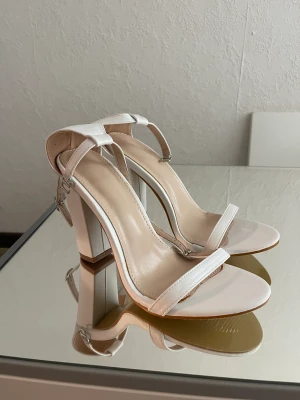 Vita klackskor - Ett par vita klackskor i storlek 39 från shein. De är oanvända då jag inte gillar att gå i klackskor. 