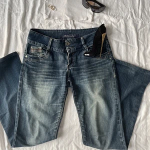 Low Rise jeans - Låg middagen jeans i storlek L men skulle säga att de passar M. Hon på sista bilden är 170 och har storlek M.