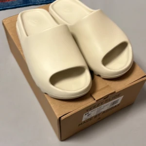 Yeezy slides Bone white storlek 43  - Skick 10/10 använd 1 gång fast det syns inte alls   Färg Bone white 