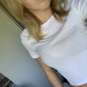 Vit topp - En vit topp från monki, knappt använd❤️