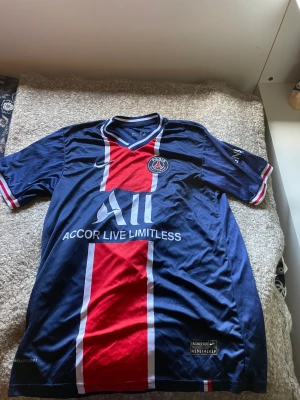 2020 psg fotbolltröja - Inte så använd, skrynklig bild annars i jätte bra skick. Det passar även folk som har M