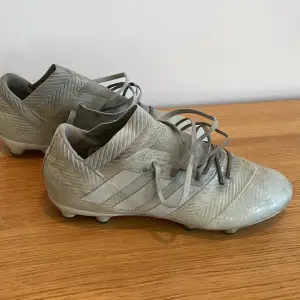 Fina fotbollskor från Adidas. Använda runt 10-15 ggr. Skick som nya bortsett från mindre missfärgningar. Saknar tyvärr sulorna till skorna.