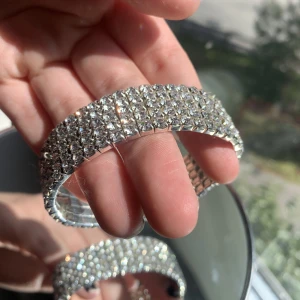 Armband med diamanter - Ett superfint armband som är lite mer festligt, endast använt en gång. Perfekt inför både bal eller andra tillfällen 💜 en sten har trillat av (se sista bilden) men inget som märks när man har den på sig, säljer billigt 🫶🏻 använd gärna köp nu funktionen! 