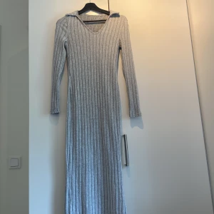Grå långklänning - En grå långklänning i väldigt mjukt material med slits på sidan. Inköpt på SHEIN och är i storlek S.  Köparen står för frakten🌸