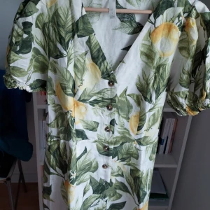 Sommarklänning  - Säljer en fin sommarklänning från H&M.  Endast använd en gång.  Storlek 44 (L)