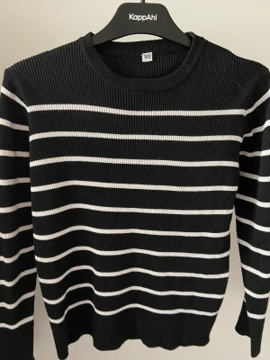 Randig Stickad Tröja - Randig stickad tröja från shein. Använd ganska mycket men är ändå i hyfsat fint skick.