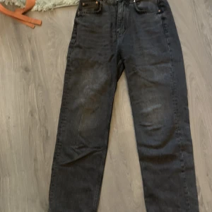 Gina tricot jeans - Mörk gråa jeans från Gina tricot storlek 34. Hög midjade