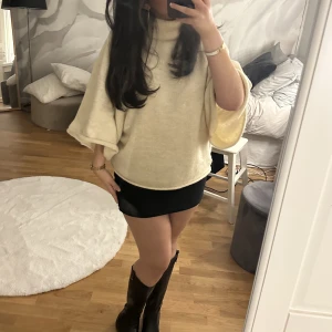 Stickad trekvartsärmad tröja  - En otroligt fin och populär tröja från Zara!! Säljes dessvärre pga att jag inte använder den längre. Jätte bra skick! Köpt för 400-500kr! 