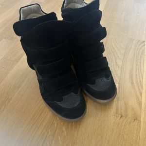 Isabell Marant skor - Nypris ligger dessa på 5000-6000kr och använt dessa ett fåtal gånger men nu växt ur dem. Klippte av gummit eftersom de va vägen. Men ser iprincip nya ut!  