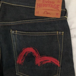 Evisu jeans  - Evisu jeans köpta här på Plick. Dom var förstora för mig som använder 30,30 men det säkert några som tycker det är snyggt med oversize. Skriv bara om du har frågor eller vill ha mer bilder 👌☺️