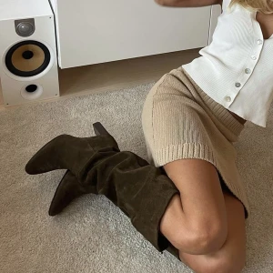 Stövlar zara - Säljer nu dessa svinsnygga stövlar från zara! Gröna, ”mocka” i storlek 40, men passar mig som har 39!  I princip helt oanvända, det vill säga väldigt fint skick!!!  (Lånade bilder från Frida Ottosson)  9cm klack