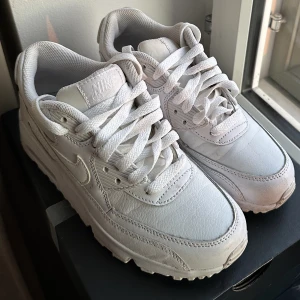 Air Max vita - Säljer mina vita Air Max i storlek 36 då de inte kommer till användning för mig.  Bekväma skor som passar till det mesta! 