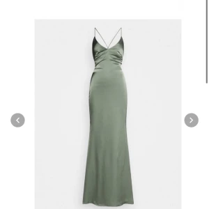 Balklänning - Klänning i satin från märket Mascara (helt slutsåld) Den passar perfekt till bal, bröllop, eller finare fest. Använd en gång av en annan tjej, beställde den men hittade en annan så nu säljer jag vidare denna jättefina balklänning. Olivgrön Storlek 32