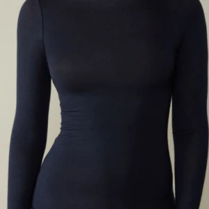 Intimissimi Tröja - Jättefin och trendig intimissimi tröja i mörkblå. Den är som ny, Knappast använd. Nypriset för den är 450 säljer för 285 men pris kan diskuteras. Den är i storlek S men passar Även Xs eller M då den är stretchig. FRI FRAKT IMORGON❗️❗️