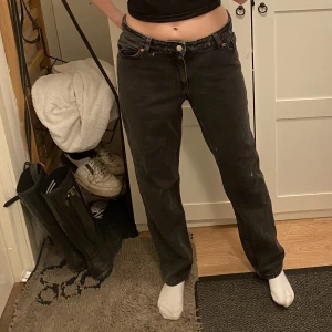 Svarta Monki jeans - Svarta mid waist/low waist Monki jeans. Storlek 27, passar bra på mig som är 169 cm lång. Bra skick.