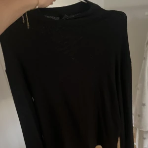 Svart tröja  - Svart stickad tröja från gina tricot. Använd ett fåtal gånger och i bra skick. Skriv för fler bilder!!💕