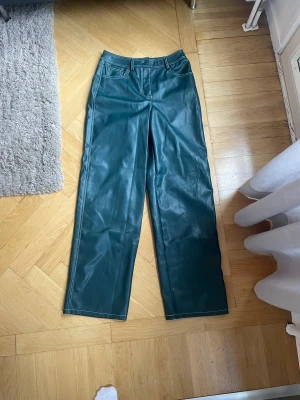 Gröna skinn byxor - Gröna skinnbyxor i storlek M