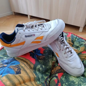 Reebok classic (storlek 45) - Ett par klassiska Reebok i storlek 45. Använda men fortfarande fina. Perfekt för den höstiga promenad för kunna fota den perfekta instagram bilden till spela in "dricka kaffe i höstfärger" tiktok videos! 