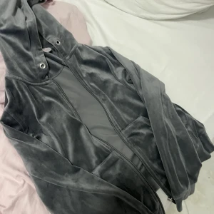 Ginatricot kofta - Ginatricot kofta i storlek xs, snöret på koftan är tyvärr borta annars fin skick