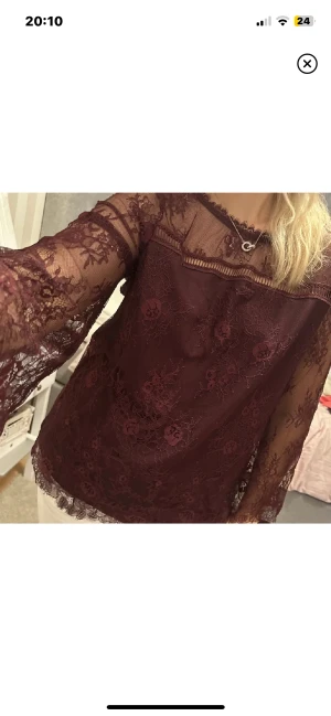Vinröd blus - Säljer nu denna jättefina vinröda blus som tyvärr inte kommer till användning! Den är i storlek M men passar på mig som brukar bära S. Inga defekter! Skriv för fler bilder!🤍🫶🏽