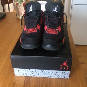 Jordan 4s red thunder  - Säljer mina 4or då jag har tröttnat på dem. Kom diskutera priset med mig redo för snabb affär! Storlek 42/43. Condition 8/10. Dem är självklart äkta.