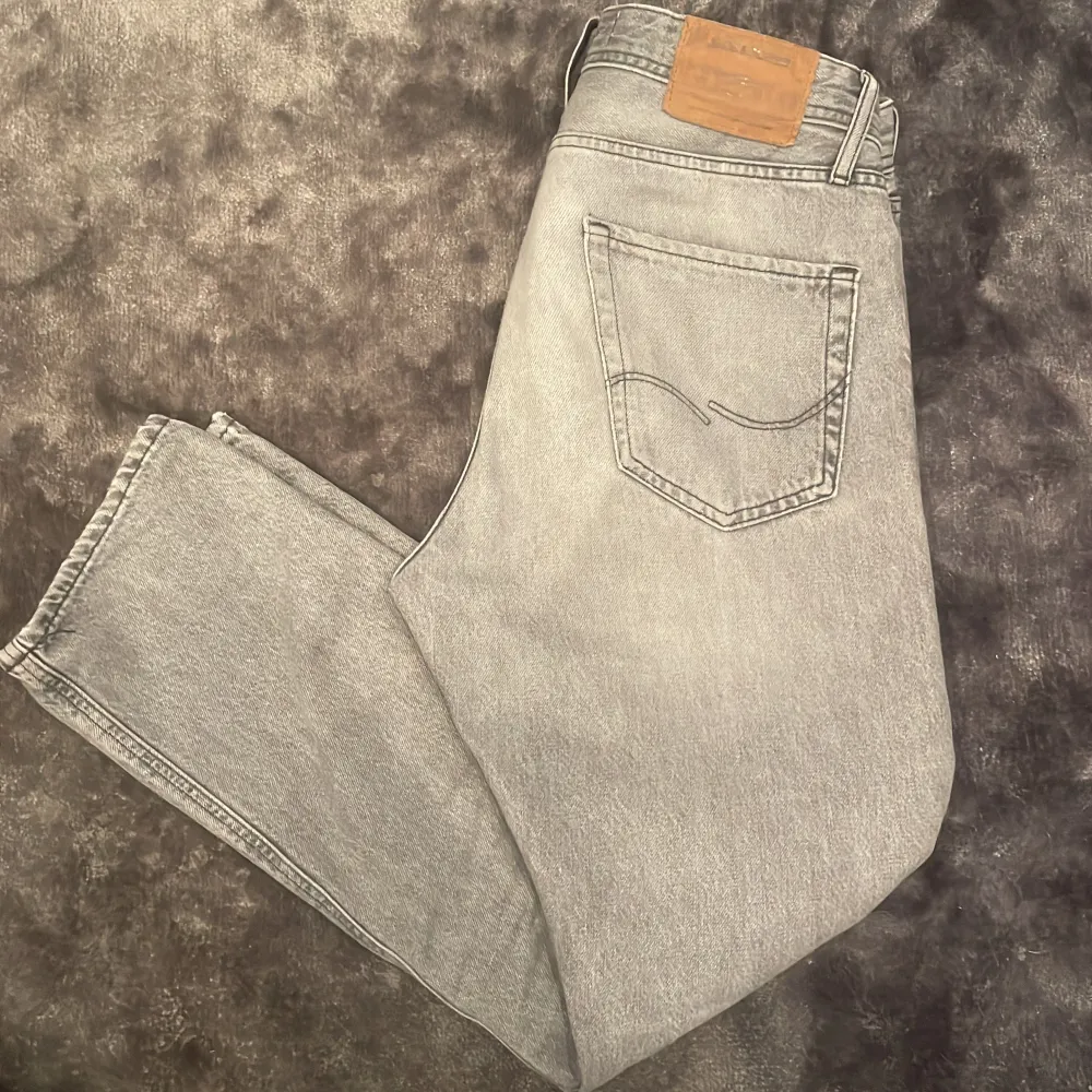 Gråa Jack & Jones jeans stl W30 L30. Jeans & Byxor.