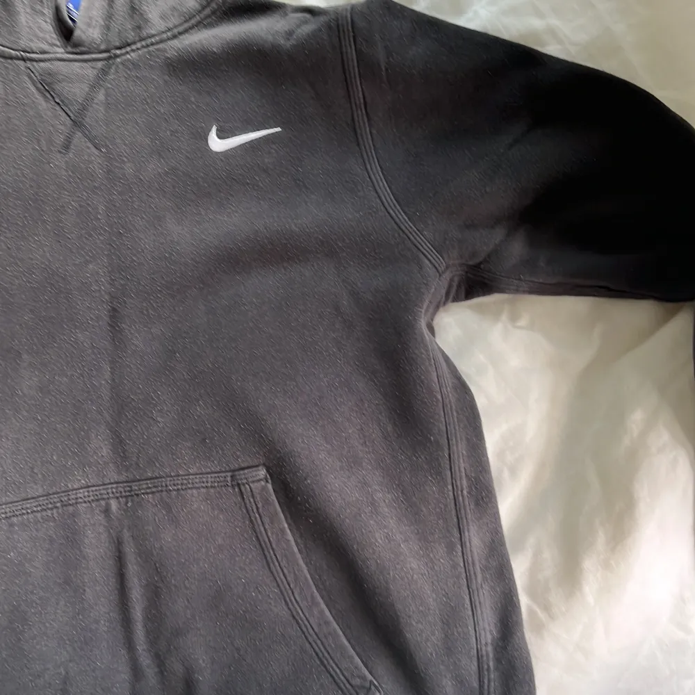 Nike grå hoodie i storleken S. Skriv för mer bilder/info!. Hoodies.
