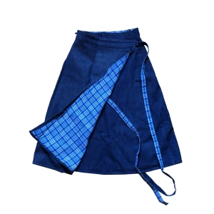 Vintage rutig och jeanskjol omlottskjol  - Väldigt fin vintage kjol med två olika sätt att bäras på. Fint skick. 