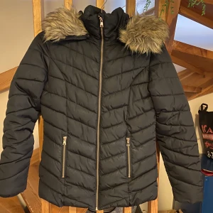 Vinterjacka - Svart vinterjacka från Kappahl. Inge defekter och ser ut som ny. Pälsen är mjuk och fin. Köparen står för frakt.