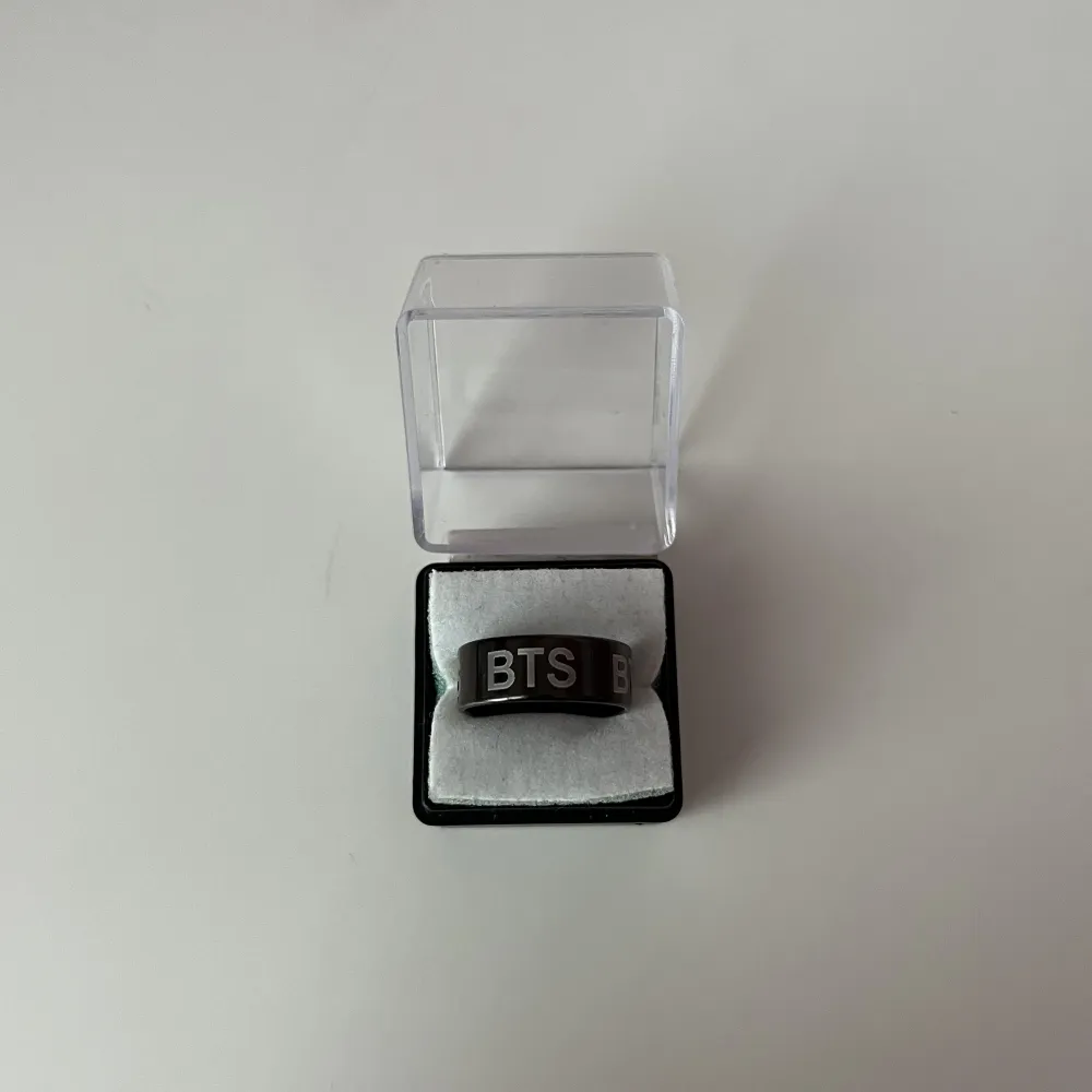 BTS ring, aldrig använd, i bra skick.. Accessoarer.