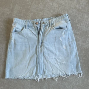 Jeans kjol  - Jeans kjol i storlek som är lite över knäna. Storlek 40 och använd ett par gånger men i bra skick!😊