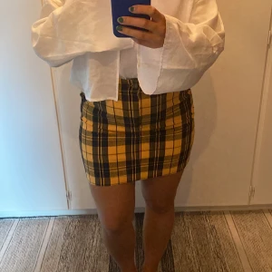 Kjol - Kjol från Hollister som jag bara inte använder längre och vill ge ett nytt hem till! Stretchigt material och perfekt för hösten!