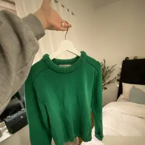 Jätteskön grön stickad tröja från Carin Wester i storlek S, sitter lite oversized. Väldigt fint skick💚150kr + frakt!