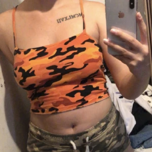 Topp - Militär mönstrad orange topp! Bra skick. MÖTS UPP I STOKCHHOLM 