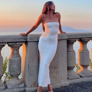 Ny bodyconklänning nypris 700! - Nypris 700! Prislappen sitter kvar!  Storlek 32 Säljer över 100 plagg!  Stor mängdrabatt när du köper fler saker!  Köp 3(+) plagg 15% rabatt.  Köp 5(+) plagg 20% rabatt.  Köp 10 (+) plagg 25 % rabatt.  Köp 15 (+) plagg 30 % rabatt.  Samfraktar givetvis.