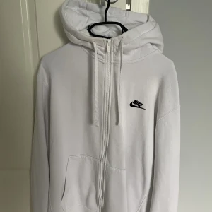 Nike Kofta - Använd ett fåtal gånger. Storlek L men krympt i tvätten till M